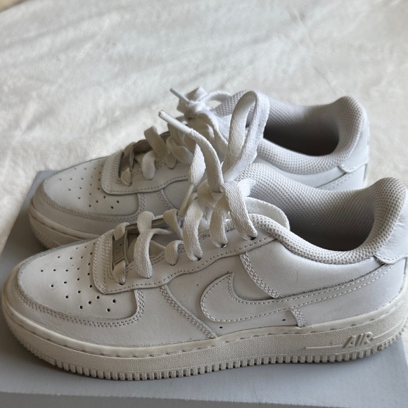 Kid Big Kids size 4 Nike Air Force 1 LE - Picture 9 of 14